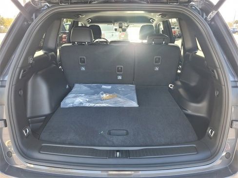 Used 2025 Jeep Grand Cherokee Altitude image 14