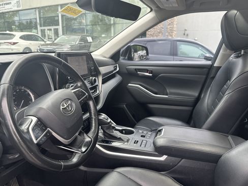 Used 2023 Toyota Highlander XLE AWD/4WD image 8