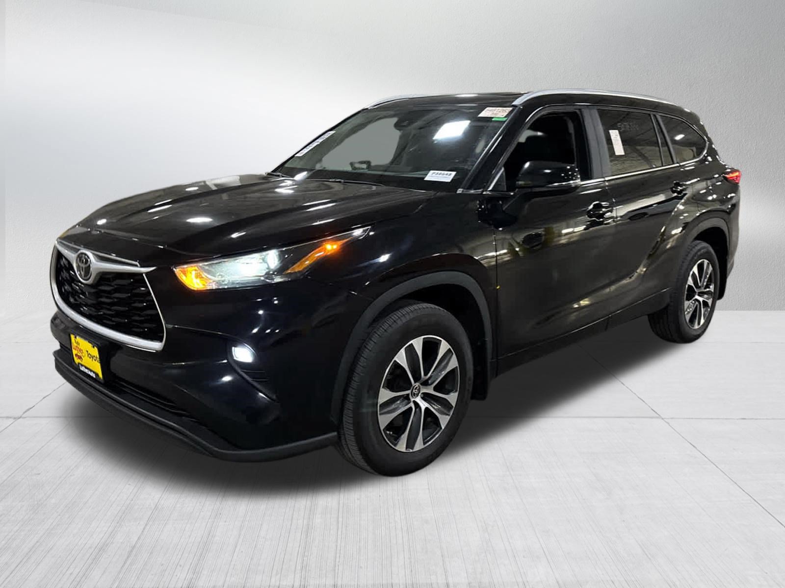 Used 2023 Toyota Highlander XLE AWD/4WD image 2
