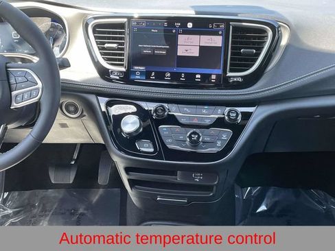 New 2027 Chrysler Pacifica Select FWD image 12