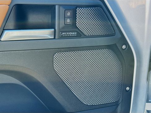 Used 2023 Land Rover Defender 90 X-Dynamic SE image 24