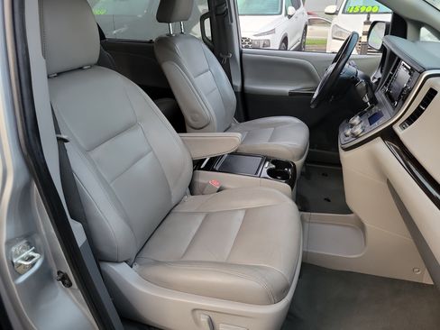 Used 2020 Toyota Sienna XLE image 19