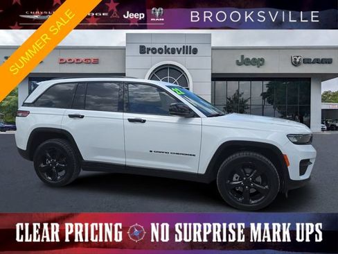 Certified 2022 Jeep Grand Cherokee Altitude AWD/4WD image 1