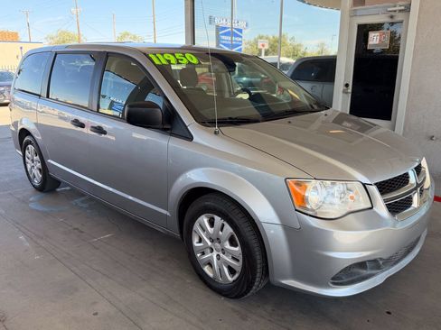 Used 2019 Dodge Grand Caravan SE FWD image 2