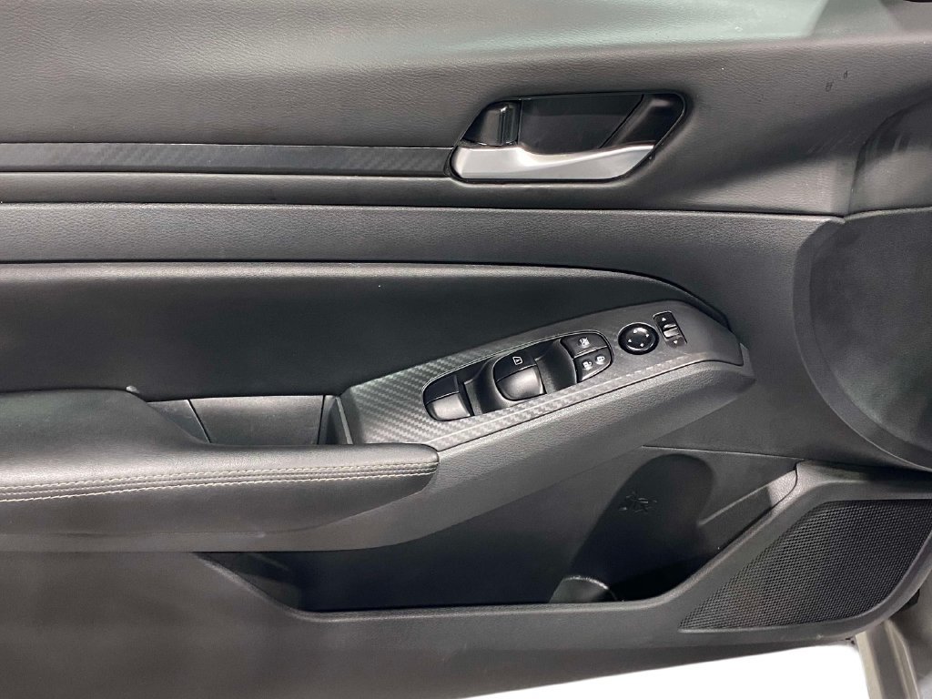 Used 2024 Nissan Altima 2.5 SV FWD image 19