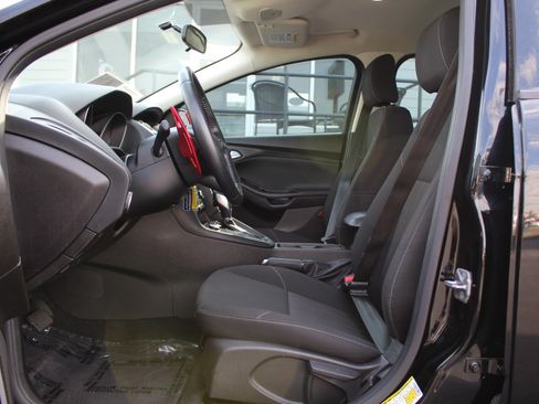 Used 2016 Ford Focus SE w/ SE Sport Package FWD image 17