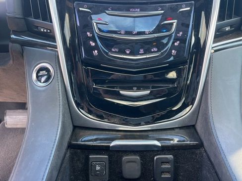 Used 2020 Cadillac Escalade Platinum image 29