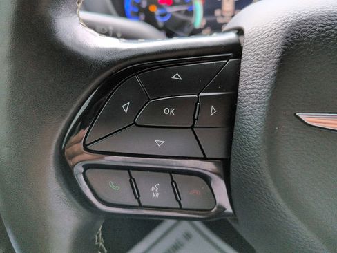 Used 2021 Chrysler Pacifica Touring-L w/ Premium & Safety Sphere Group image 17