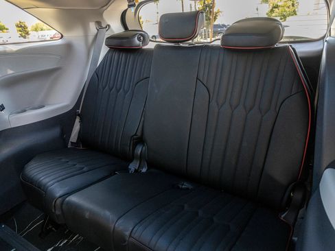 Used 2022 Toyota Sienna XLE AWD/4WD image 32