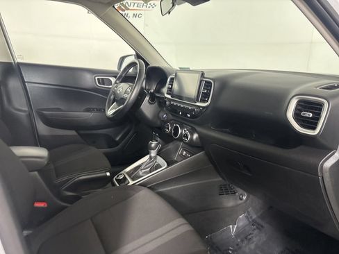 Used 2025 Hyundai Venue SEL FWD image 30