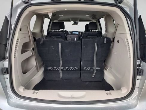 Certified 2024 Chrysler Pacifica Touring-L image 32