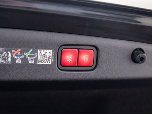 Used 2025 Mercedes-Benz E 450 4MATIC Sedan image 36