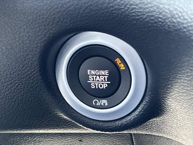 Certified 2026 Chrysler Pacifica Select FWD image 33