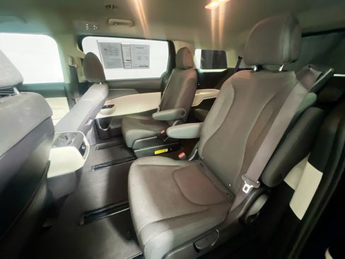 Used 2024 Kia Carnival LX FWD image 28