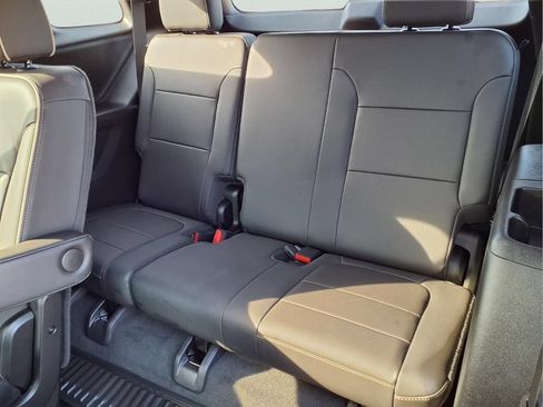 Used 2023 Chevrolet Traverse Premier FWD image 25