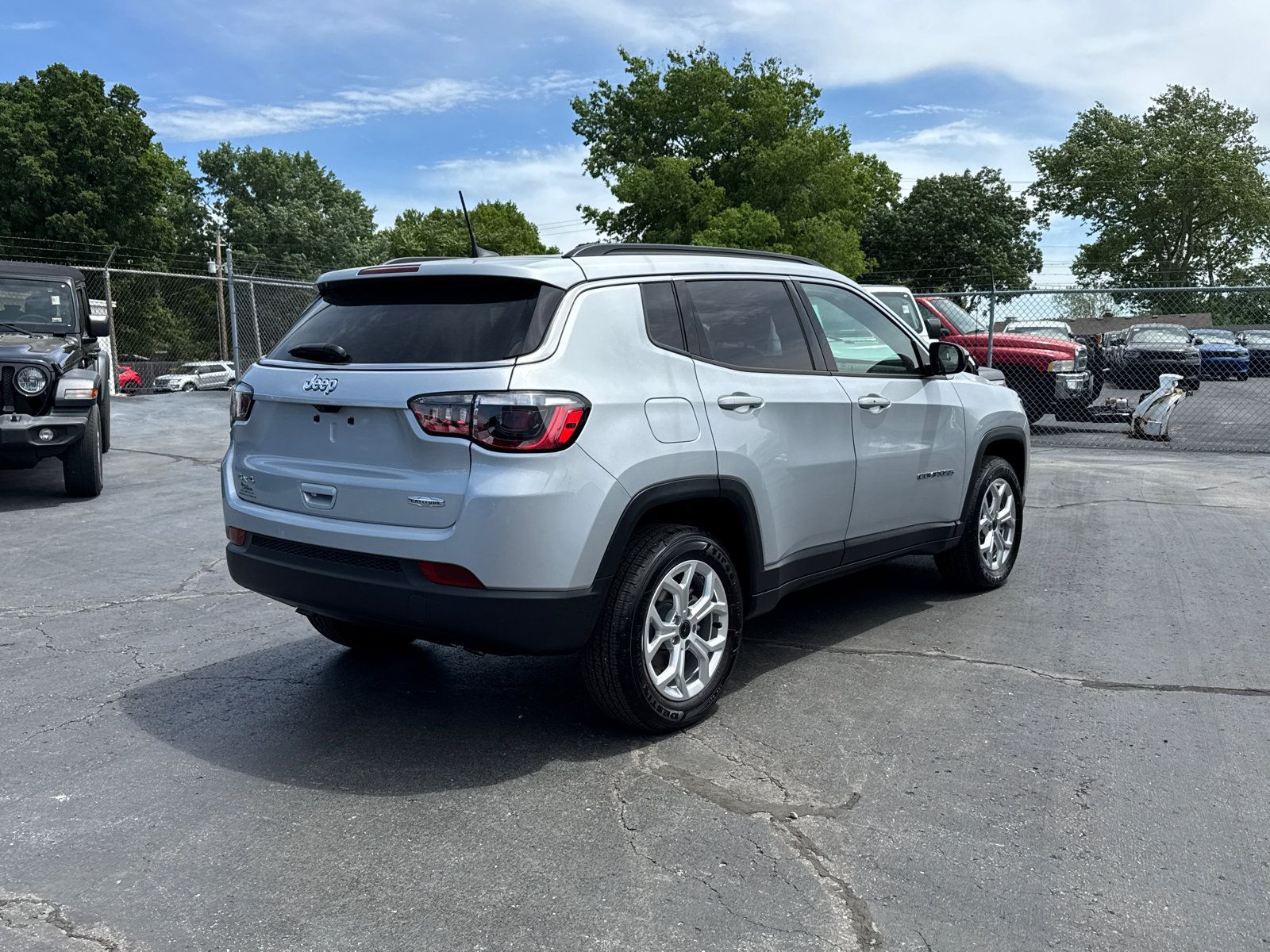 Used 2025 Jeep Compass Latitude AWD/4WD image 5