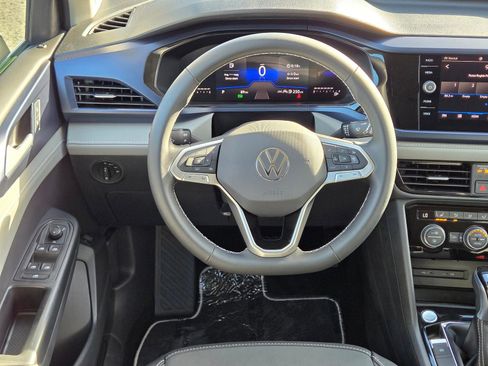 Used 2024 Volkswagen Taos SE image 8
