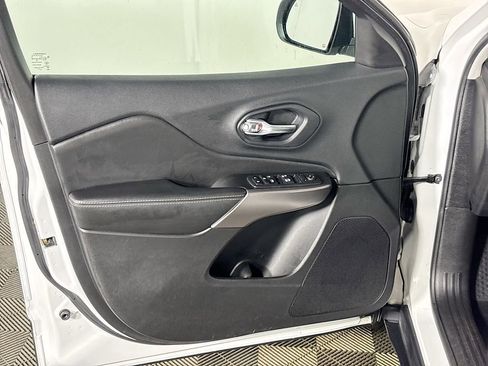 Used 2019 Jeep Cherokee Latitude Plus w/ Comfort/Convenience Group image 10