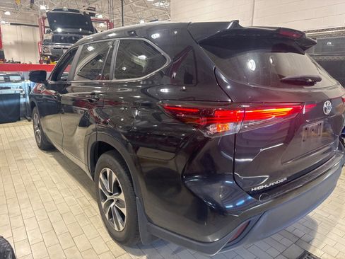 Certified 2024 Toyota Highlander XLE image 42