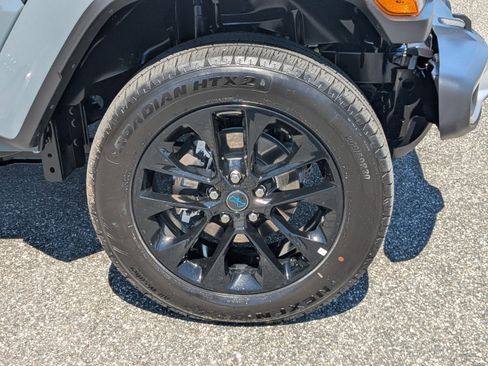 Used 2025 Jeep Wrangler Unlimited Sahara w/ Safety Group image 10