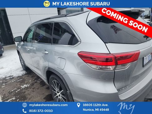 Used 2017 Toyota Highlander SE image 4