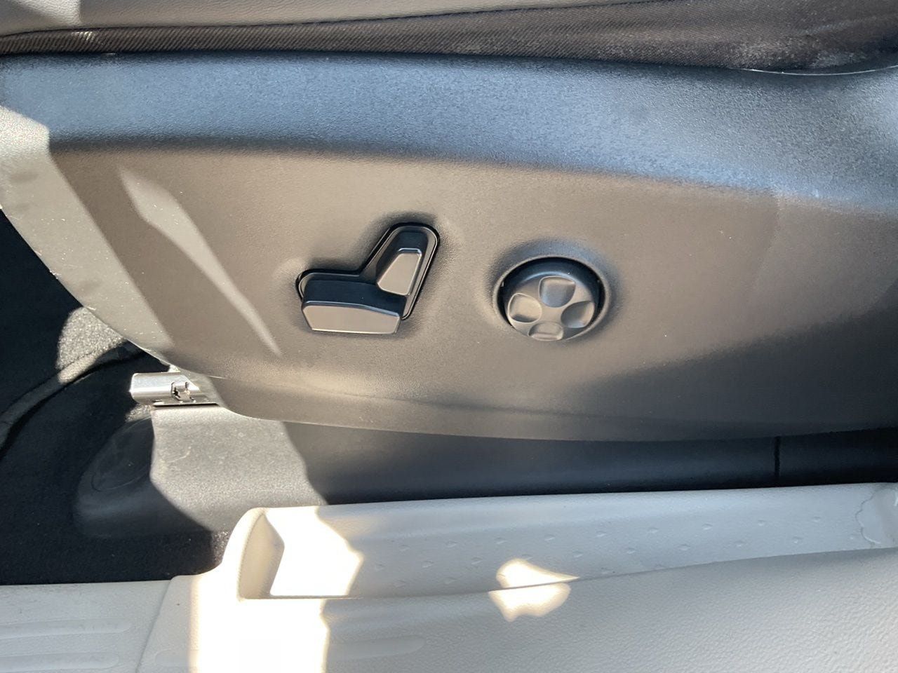 Used 2024 Chrysler Pacifica Touring-L FWD image 11