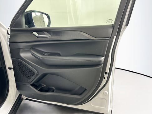 Used 2025 Jeep Grand Cherokee Altitude image 31