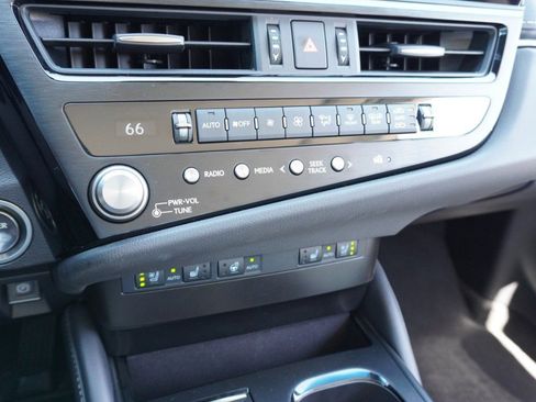 Certified 2025 Lexus ES 300h w/ Premium Package image 18