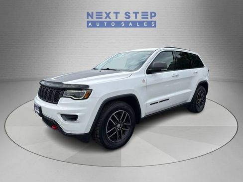 Used 2017 Jeep Grand Cherokee Trailhawk w/ Trailhawk Luxury Group AWD/4WD image 3