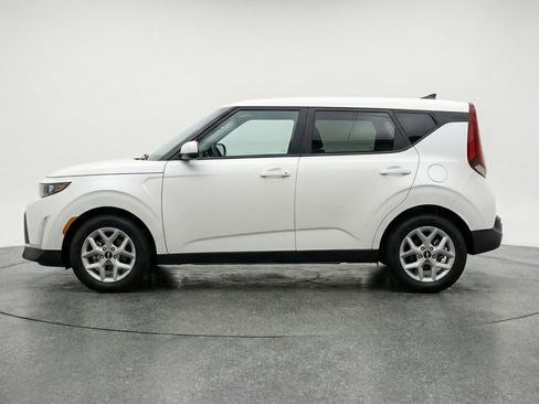 Used 2025 Kia Soul LX w/ LX Technology Package FWD image 5