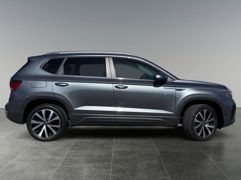 Used 2022 Volkswagen Taos SE FWD image 8