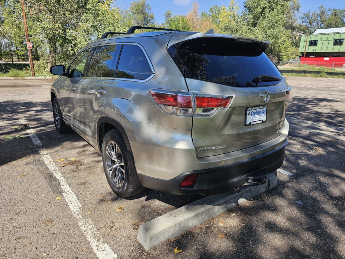 Used 2016 Toyota Highlander XLE AWD/4WD image 3