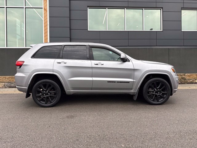 Used 2018 Jeep Grand Cherokee Altitude AWD/4WD image 2