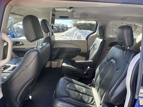 Used 2019 Chrysler Pacifica Touring-L image 12