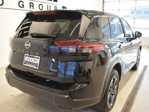 Used 2025 Nissan Rogue SV AWD/4WD image 4