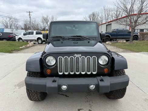 Used 2013 Jeep Wrangler Unlimited Sahara w/ Dual Top Group AWD/4WD image 2