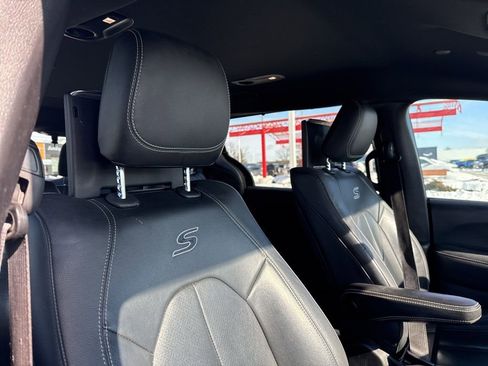 Used 2020 Chrysler Pacifica Touring-L Plus image 34