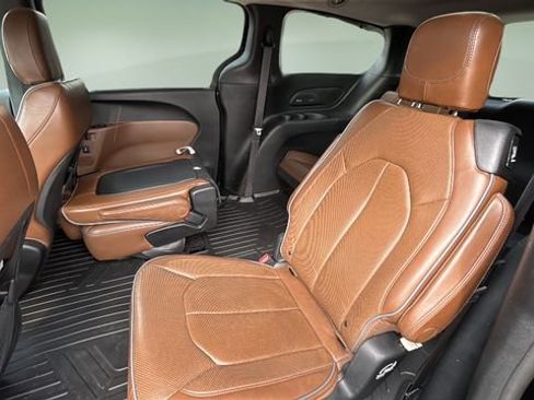 Used 2018 Chrysler Pacifica Limited image 15