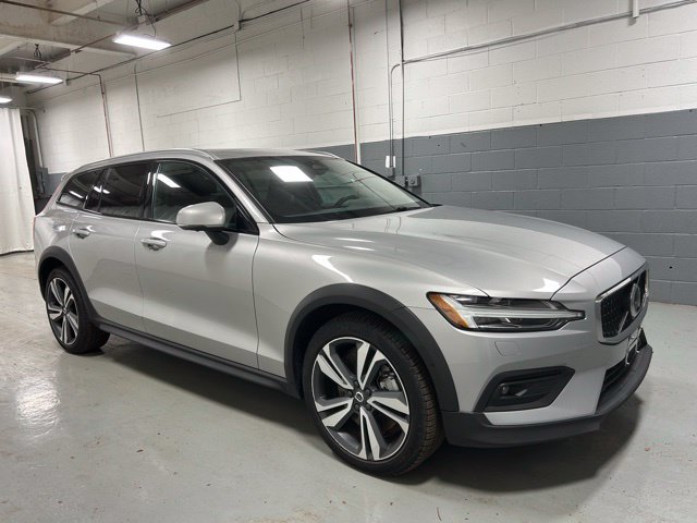 Used 2025 Volvo V60 B5 Cross Country Plus AWD/4WD image 4