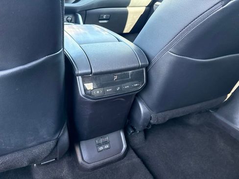 Used 2025 Toyota Highlander XLE FWD image 30