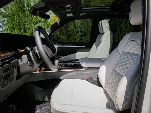 Used 2025 Cadillac Escalade Sport Platinum w/ LPO, ONYX Package AWD/4WD image 16