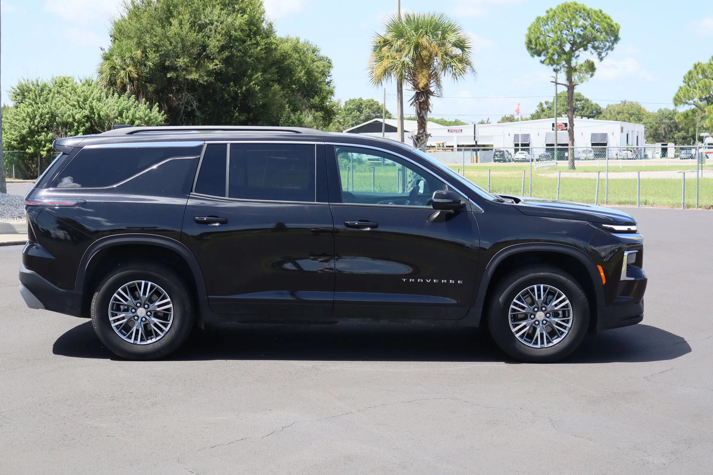 Used 2026 Chevrolet Traverse LT FWD image 8