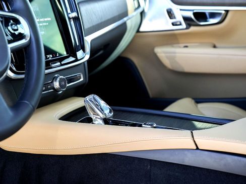 Used 2023 Volvo V90 B6 Cross Country Ultimate image 12