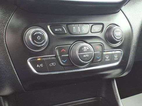 Used 2020 Jeep Cherokee Limited image 18