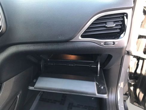 Used 2019 Jeep Cherokee Limited w/ Technology Group AWD/4WD image 53