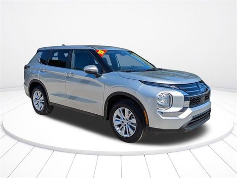 New 2025 Mitsubishi Outlander ES image 2