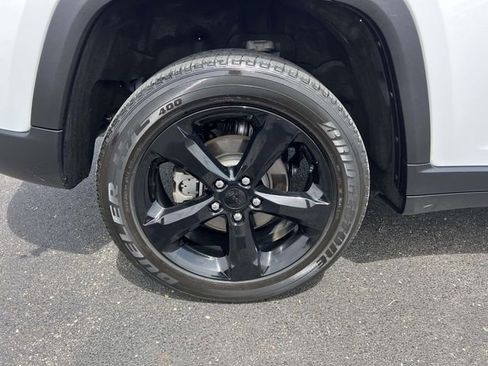 Certified 2024 Jeep Grand Cherokee Altitude AWD/4WD image 11
