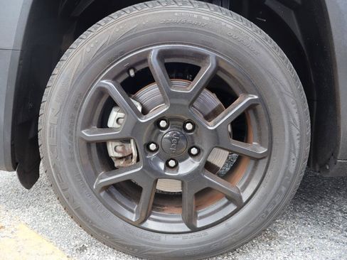 Used 2020 Jeep Renegade Altitude w/ UConnect 8.4 Nav Group FWD image 26