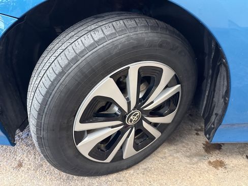 Used 2017 Toyota Prius Prime Advanced FWD image 5
