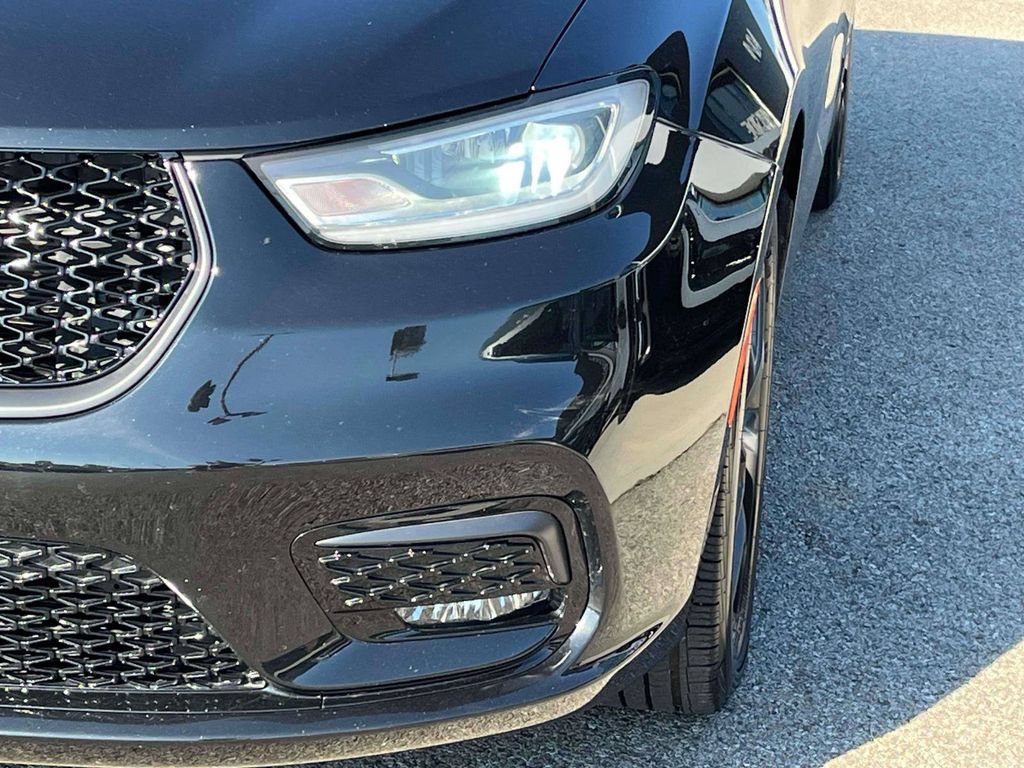 Used 2025 Chrysler Pacifica Limited FWD image 35
